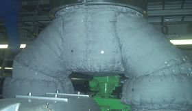 Extrem hitzebeständige Isoliermatten an einer Abgasleitung eines großen Stromerzeugers Extrem hitzebeständige Isoliermatten an einer Abgasleitung eines großen Stromerzeugers